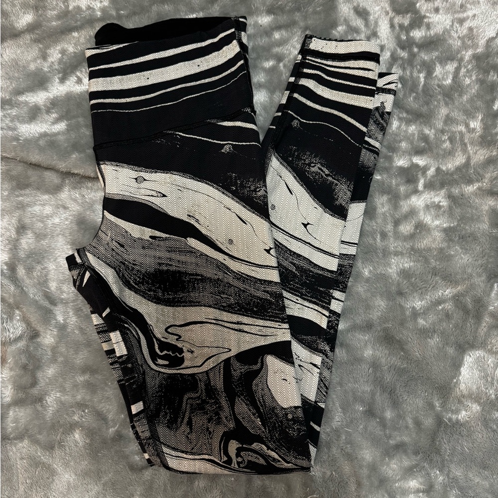 EUC lululemon mid-rise base pace sz 6